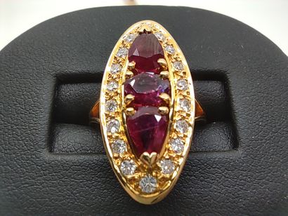 BAGUE marquise en or jaune 750° d'un rubis...