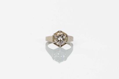 
BAGUE en or gris et platine ornée d'un diamant...
