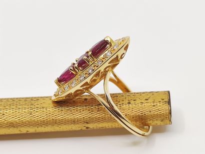BAGUE marquise en or jaune 750° d'un rubis...