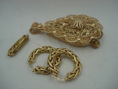 1 Pair of earrings Gold 18kt 12,14 g 1 Pendant...