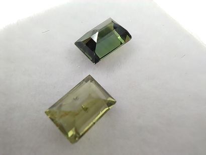 TWO SAPHIR green Australia baguette 

Dim...