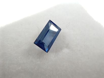 SAPHIR blue VS Ceylon stick

Dim : 6,2mm...