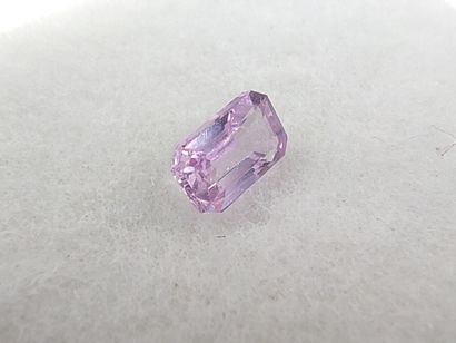 SAPHIR pink Madagascar emerald

Size : 4,7mm...