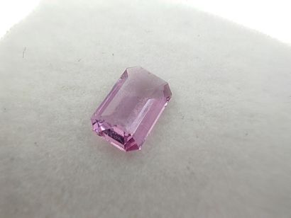 SAPHIR pink Madagascar emerald

Dim : 5,8mm...