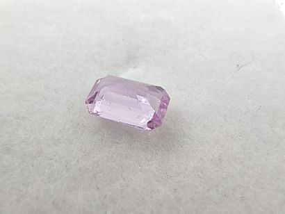 SAPHIR pink Madagascar emerald

Size : 4,7mm...