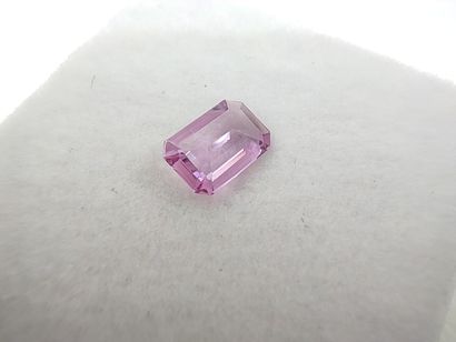 SAPHIR pink Madagascar emerald

Dim : 5,8mm...