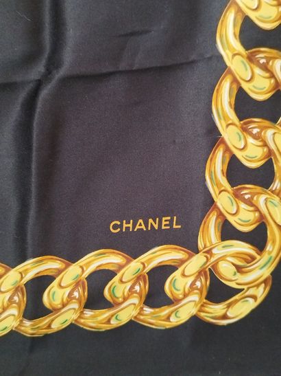 CHANEL

Foulard de couleur noir à décor de...