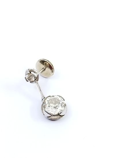 
BOUCLE esseulée sertie d'un diamant taille...