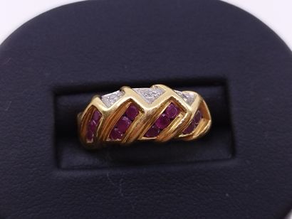 BAGUE en or jaune 750 ° ornée de rubis rond...
