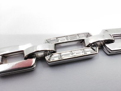 BRACELET en platine serti de 8 ct de diamants...