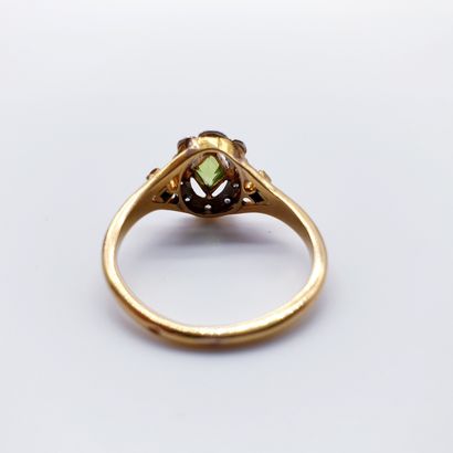 BAGUE en or deux tons 750° ornée d'un péridot...