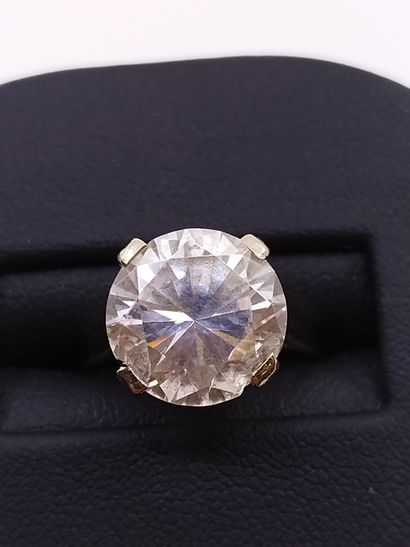 BAGUE en or gris 750° ornée d'une pierre...