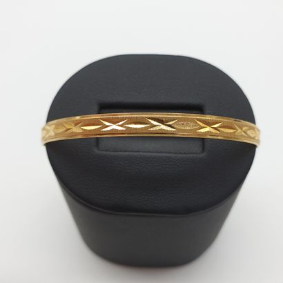 TROIS bracelets en or jaune 750° joncs ciselé

Poids...
