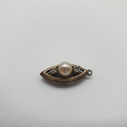 Lot de débris d'or comprenant :

- broche...