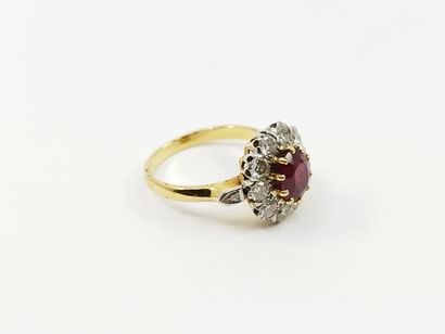 BAGUE en or jaune 750° surmontée d'un rubis...