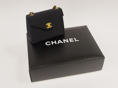 CHANEL

Sac de soirée en tissu noir

Anse...