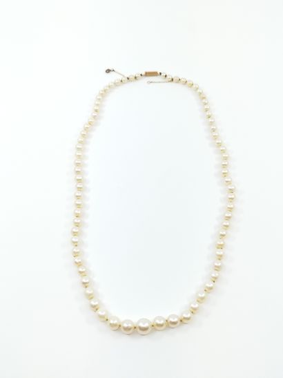 COLLIER sautoir composé de 73 perles de culture...