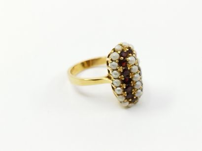 
BAGUE en or jaune 750° à motif ovale serti...