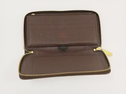 LOUIS VUITTON Zippy

Portefeuille en toile...