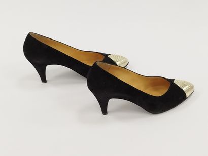
CELINE 




Paire d'escarpins en cuir noir...