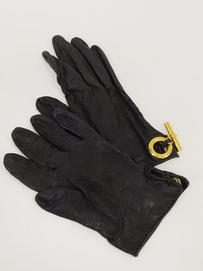 HERMES

Paire de gants en cuir noir et anneaux...