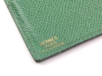 HERMES

Porte-carte en cuir grainé vert

Dans...
