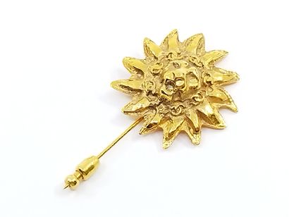 CHANEL 

BROCHE en métal doré représentant...