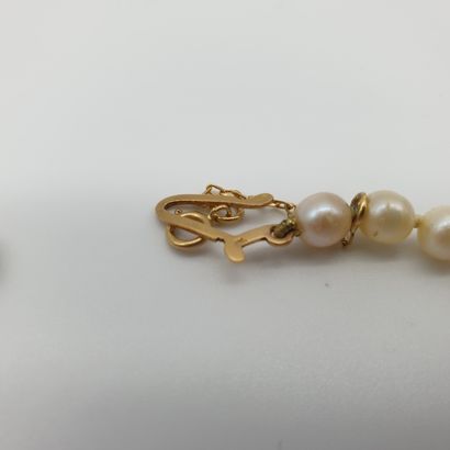 
COLLIER de 72 perles en chute, fermoir émaillé...