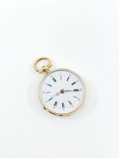 MONTRE de col en or jaune 750°, dos ciselé...