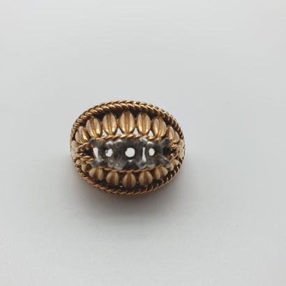 Lot de débris d'or comprenant :

- broche...