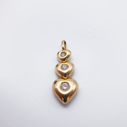 PENDENTIF en or jaune 750° figurant trois...