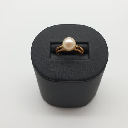 BAGUE en or jaune 750° tréssée ornée d'une...
