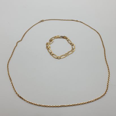 CHAIN in yellow gold 750°. 

A BRACELET in...