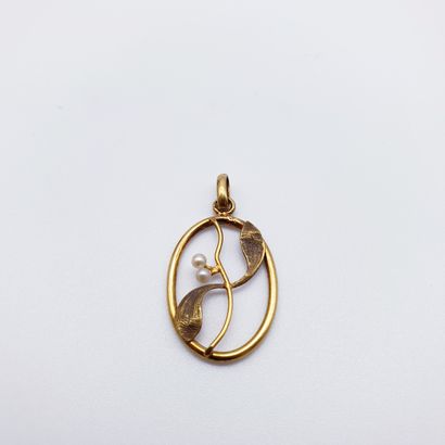 
Travail Français



PENDENTIF ovale en or...