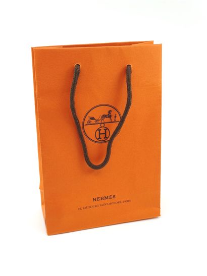 HERMES

Porte-chéquier en cuir grainé vert

Dans...