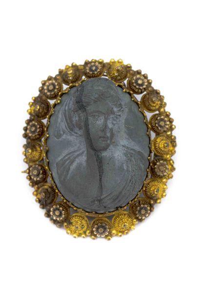 
BROCHE en métal doré ornée d'une pierre...