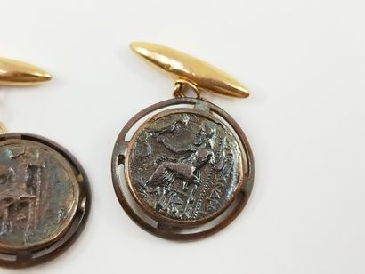 PAIRE de boutons de manchette en or et métal...