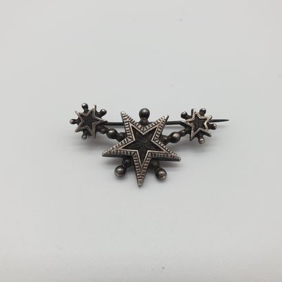 BROCHE en métal ornée de trois étoiles de...