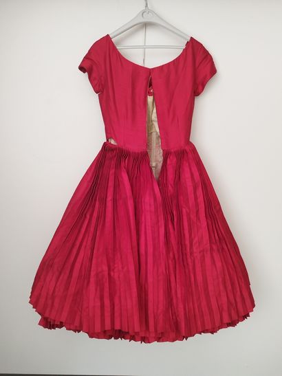 
CHRISTIAN DIOR 




Robe rouge à voilages...