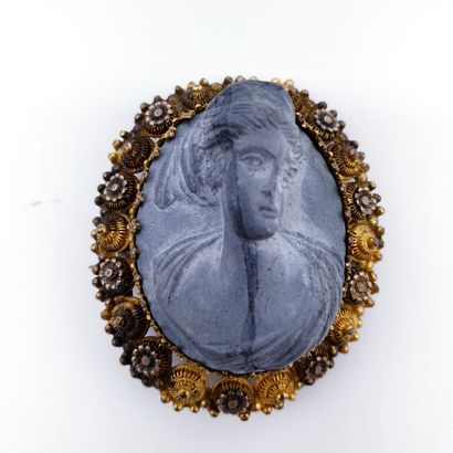 
BROCHE en métal doré ornée d'une pierre...