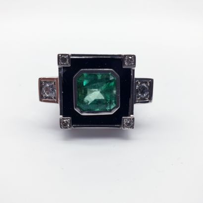 BAGUE en or gris 750° ornée d'une émeraude...