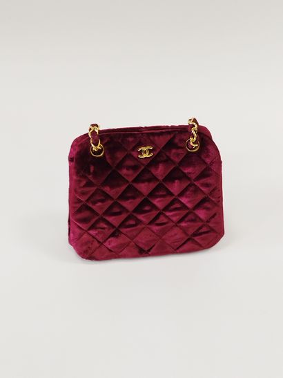 CHANEL

Sac de soirée en velours bordeau

Anse...