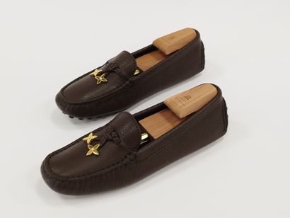 LOUIS VUITTON 

Paire de mocassins en cuir...