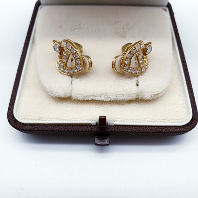 
PAIRE de boucles d'oreille Catherine DENEUVE...