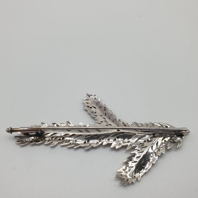
BROCHE en forme de rameau en or blanc 750°...