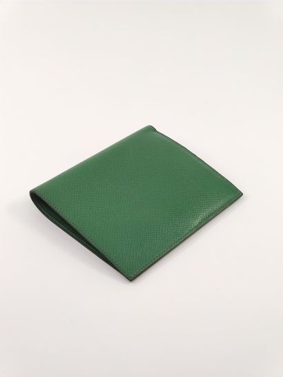 HERMES

Porte-carte en cuir vert 

Dim :...