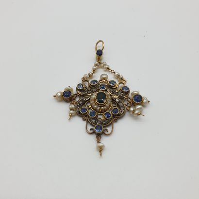 
PENDENTIF en or et argent ornée de perles...