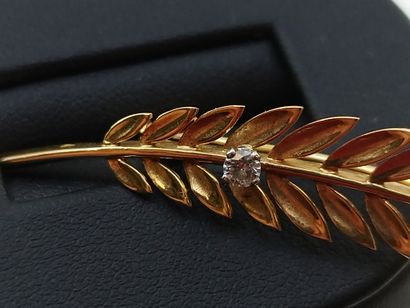 BROCHE en or jaune 750°,ornée d'un diamant...