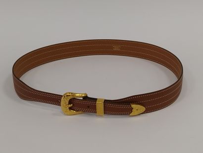 HERMES

Ceinture en veau grainé gold, piqûres...