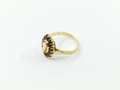 BAGUE en or jaune 750° ornée d'un camée entouré...